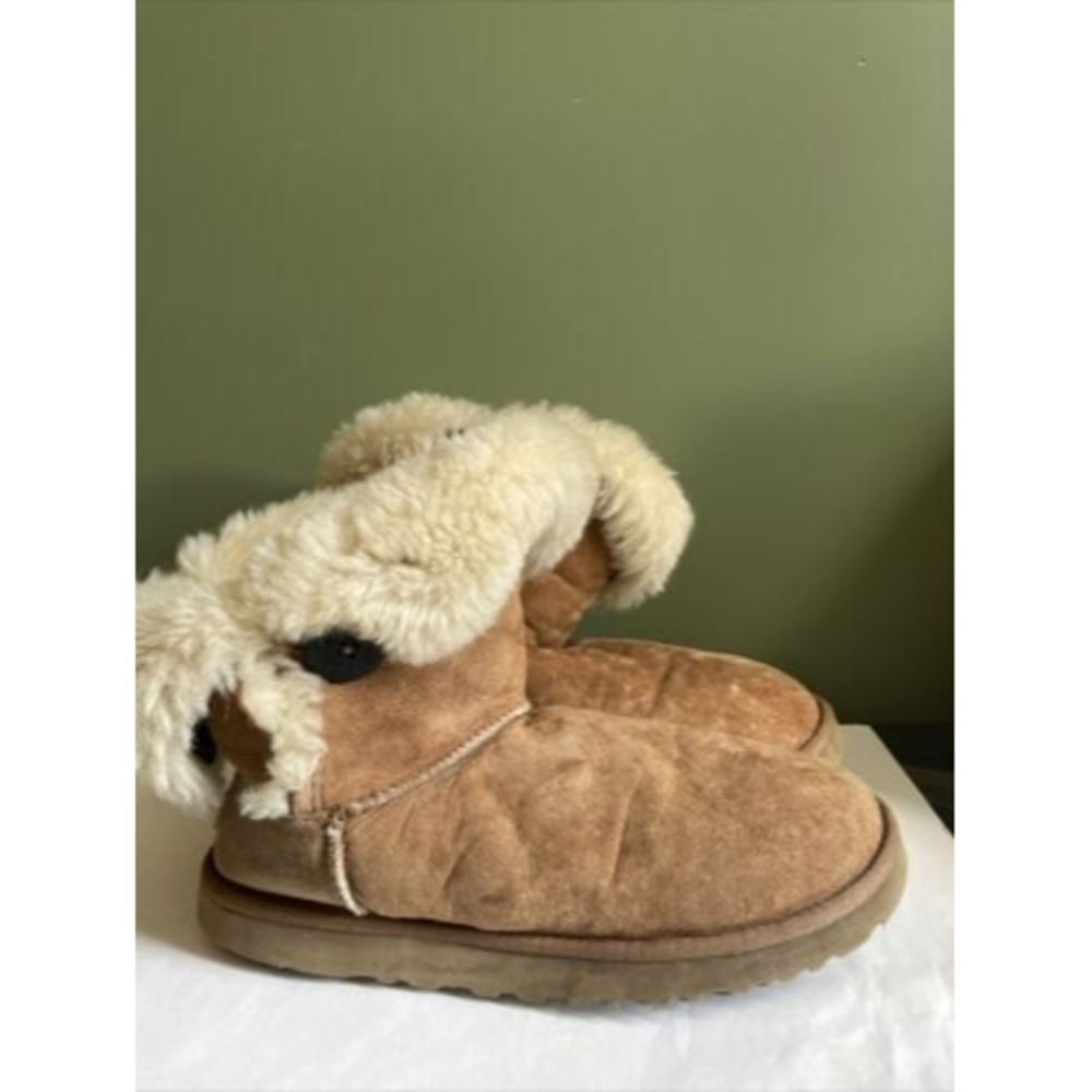 women’s size 9. Australia￼ UGG ankle boots. UGG button boots. leather Australia